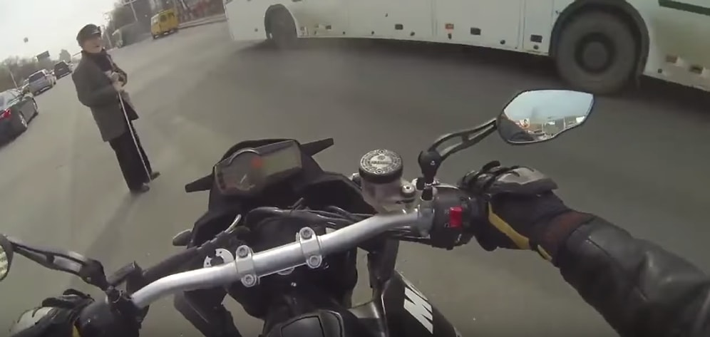 Araçların Arasında Sıkışıp Kalan Yaşlı Adamı Yolun Karşısına Geçiren Motosikletli