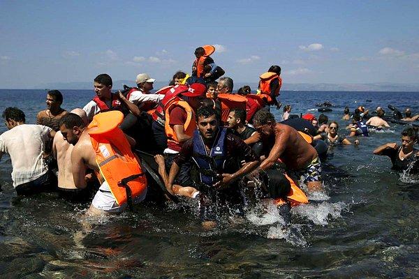 'Türkiye, mültecileri kaçakçılara itiyor'