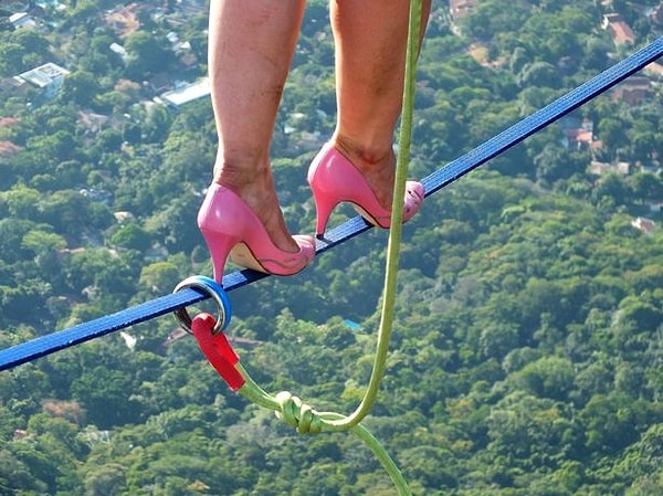 Нужно отдать должно девушке и ее акробатическим способностям, ...