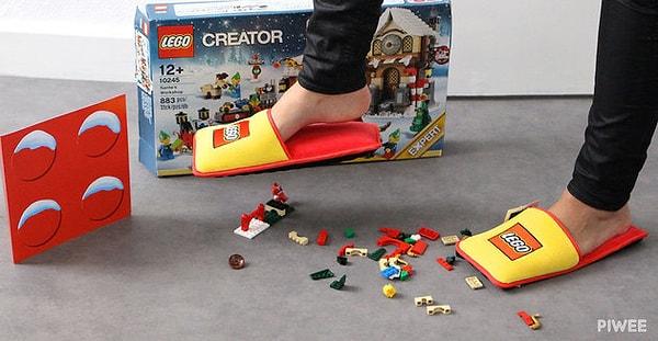 Yapımında ekstra dolgu malzemesi kullanılan Lego terlikleri ile evde gönlünüzce yürüyebilirsiniz.
