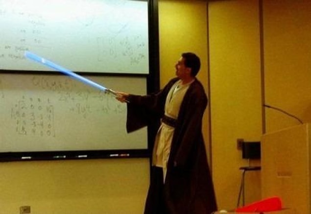 9. Cadılar Bayramı'nda derse bu şekilde giren Ekonomi profesörü.