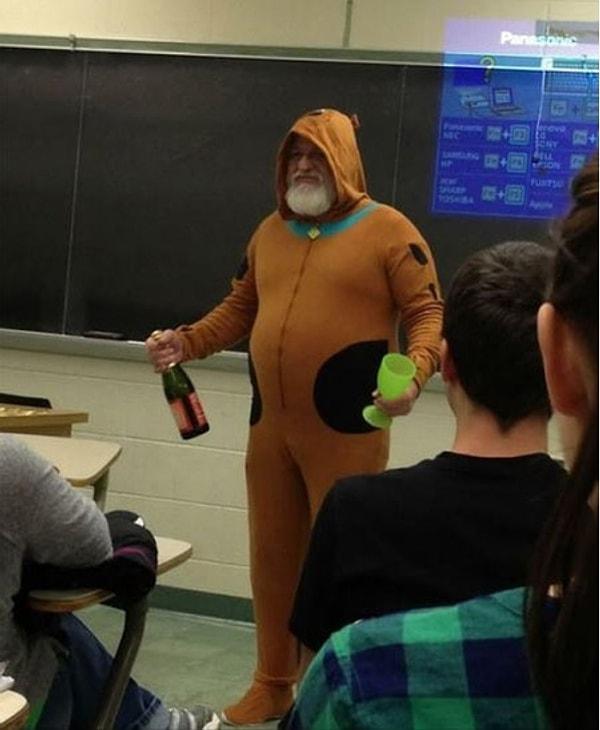 15. Tüm sınıfın iyi not alması halinde okula Scooby Doo kostümüyle geleceğini söyleyen ve sözünün arkasında duran bu öğretmen.