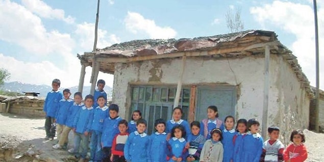 3. Böyle bir köy okulunu düzenlemeye çalışır öğretmen. Belki de direkleri bile sağlam olmayan okulu kendi omuzlarında taşır.