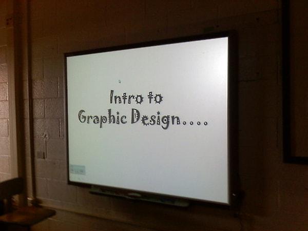 22. Grafik tasarım sunumuna bu slaytla başlayan profesör.
