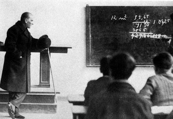 7. Ve "Milletleri kurtaranlar yalnız ve ancak öğretmenlerdir. Öğretmenden, eğiticiden mahrum bir millet, henüz bir millet adını alma yeteneğini kazanamamıştır" diyen, Başöğretmen Mustafa Kemal Atatürk...