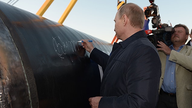 23. Gazprom ayrıca “Türk Akımı Boru Hattı” projesinin kapasitesini de yarı yarıya düşürdüğünü ve projeyi bir yıl erteleyebileceğini açıkladı.