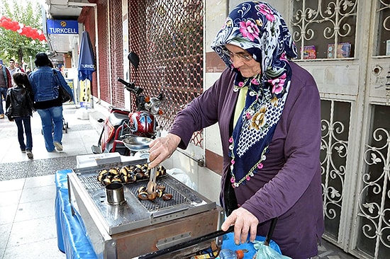 Dilenciliğe Karşı Dünya Tatlısı 70'lik Kestaneci Ayşe Teyze