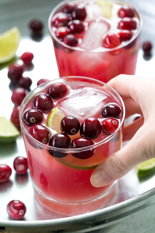 4. Маргарита с клюквой и дольками лайма.