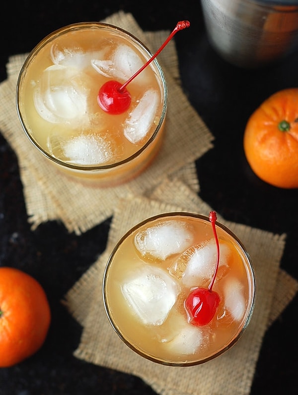 12. Коктейль из виски с лимонном соком, апельсином и медом.