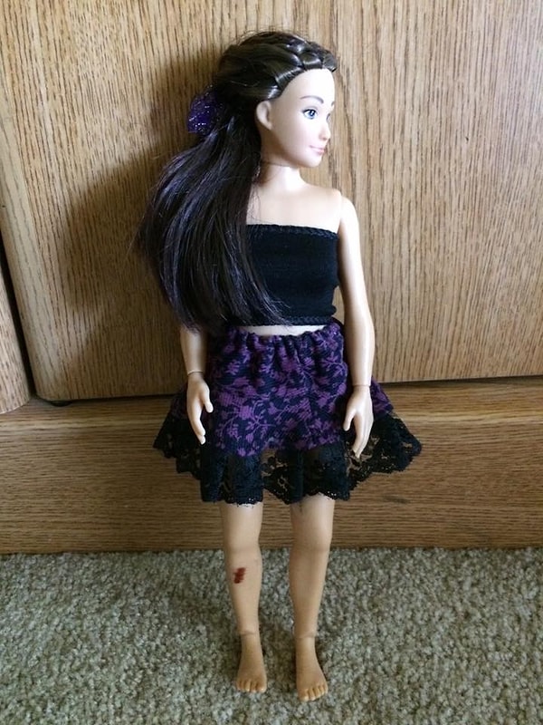 Даже у красивых девушек могут быть сбиты колени