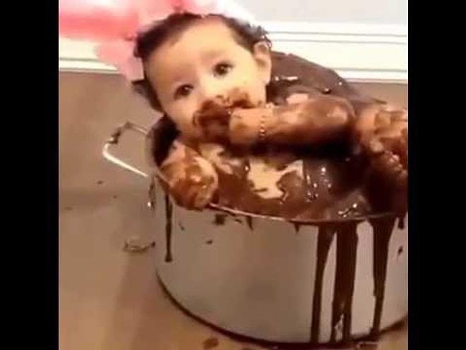 Çikolata Banyosu Yapan Küçük Kızın Isıra Isıra Yemelik Hali