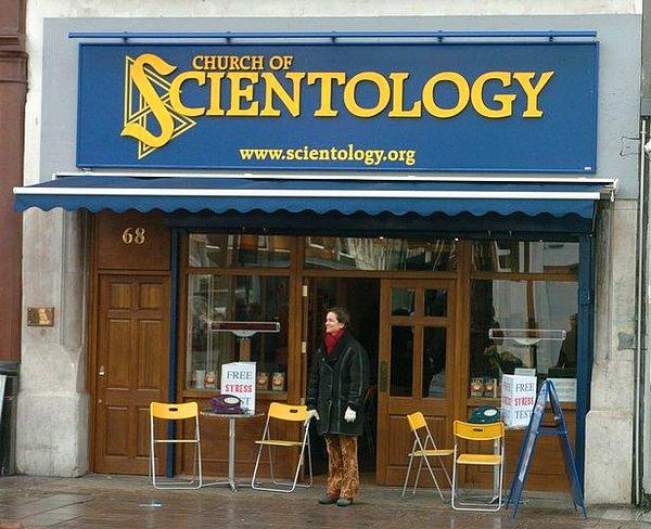 İroniktir ki Scientology mahkemelerde yıllardır davacı konumunda olmaya alışmıştı. Tarikata karşı her türlü olumsuz eleştiriye dava açarak kötü bir ün elde etmişlerdi.