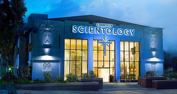 Scientology konusunda ise dünya ikiye ayrılmış durumda. Eleştirenler, bu tarikatın insanlardan para koparmak için organize edilen bir sahtekarlık olduğunu söylerken, tarikatın takipçileri ise inanışın kendilerine ruhsal destek olduğunu söylüyor.