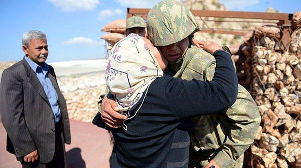 2. Askerliğini bitirip evine dönen biri için; annesine sarıldığı o an.