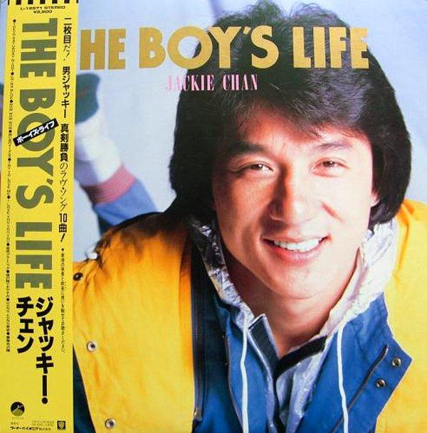 1. Yönetmen ve oyunculuğunun yanı sıra Jackie Chan, ülkesinde çıkardığı albümler ile biliniyor.