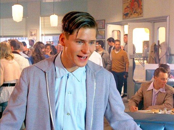 12. Geleceğe Dönüş filminde George McFly karakterini canlandıran Crispin Glover sadece ilk filmde oynadı.