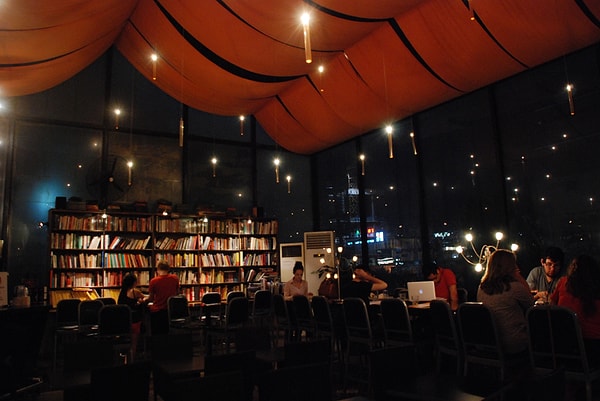 6. Магазин "Книжный червь" (Bookworm) , Пекин, Китай