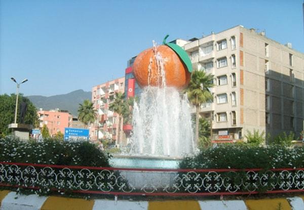 3. İskenderun'da bulunan, her daim suyu akan portakal heykeli