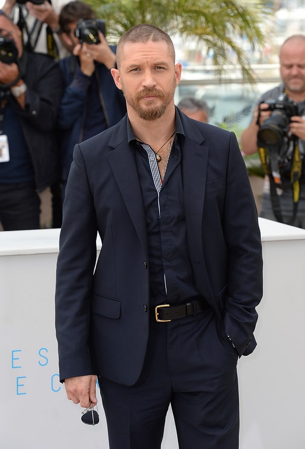 Настолько шикарные, что при одном только взгляде на него в костюме, учащается сердцебиение.