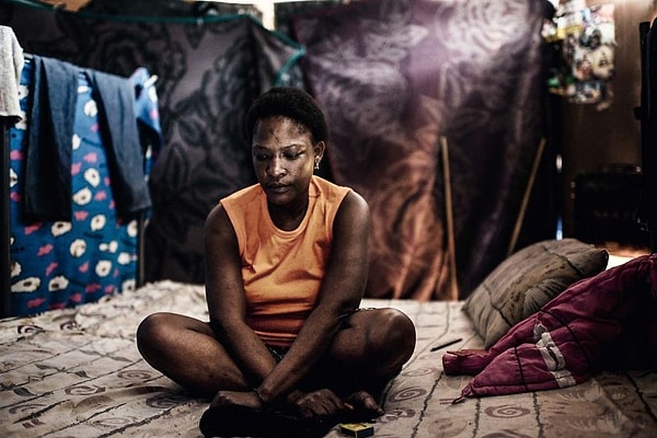 Этим людям сказали, что им дадут временное жилье, прежде чем найдут подходящее место для их расселения, и что все это продлится не больше года.