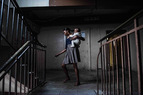 Все женщины здесь взяли на себя роль матерей и заботятся о детях, не разделяя их на своих и чужих.