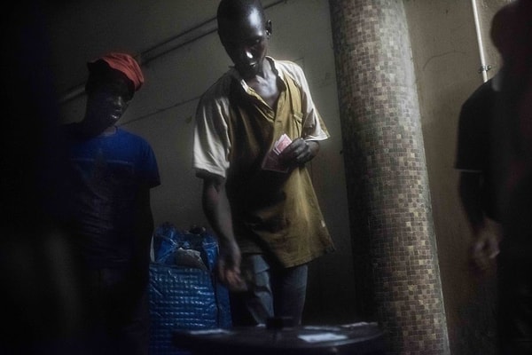 Для детей, живущих здесь, нет нормального будущего - родителям едва ли хватает денег, чтобы отправить их в школу.