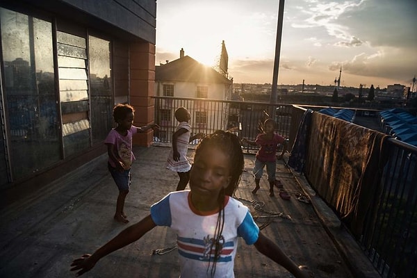 А жизнь снаружи продолжает идти своим чередом.