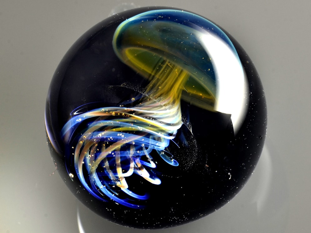 Сатоши Томидзу и его галактики в стеклянных сферах