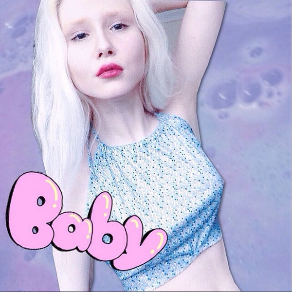 Девушка выбирает светлые тона и в одежде