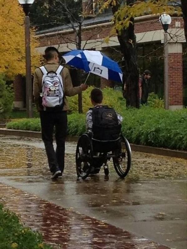 9. Bu genç adam yolda rastladığı engelli adama şemsiyesiyle birlikte eşlik ediyor.