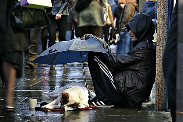 6. Evsiz bir adam, şemsiyesini köpeği için tutarak aslında çok fazla şeye sahip olduğunu gösteriyor.