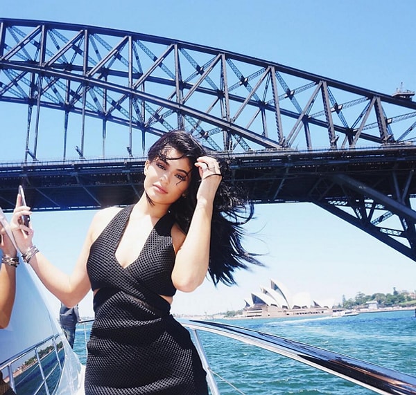 10. И кто постоянно делает снимки с тобой для Инстаграма?