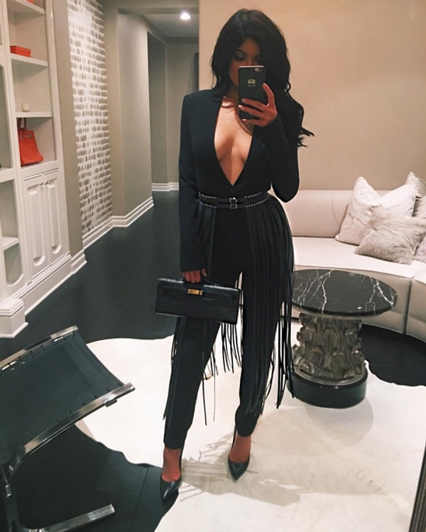 11. Ты живешь в комнате смеха, окруженная зеркалами?