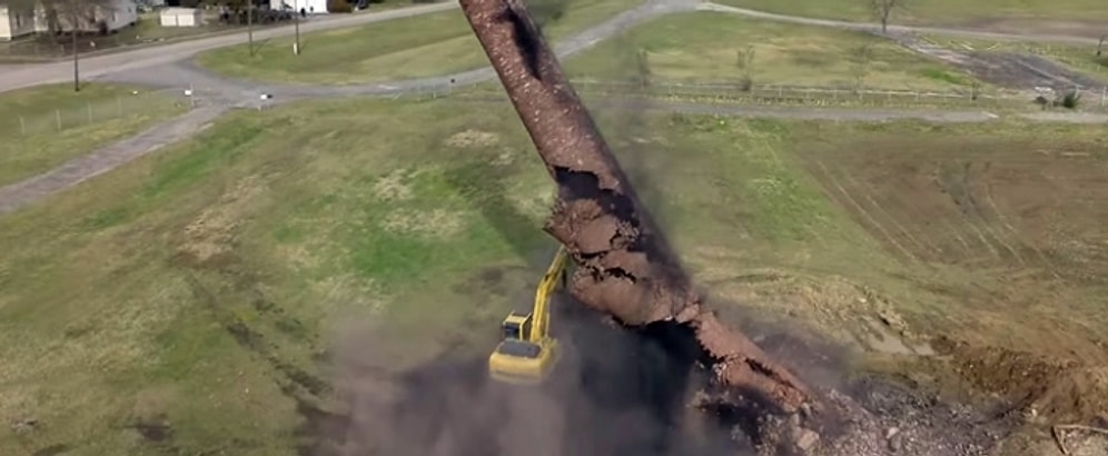 Drone Görüntüleriyle Yıkmaya Çalıştığı Fabrika Bacasının Altında Kalan İş Makinesi