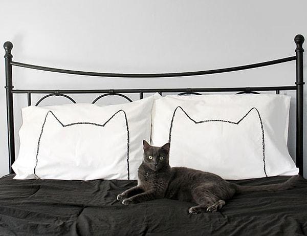 13. Kedi desenli yastık kılıfı