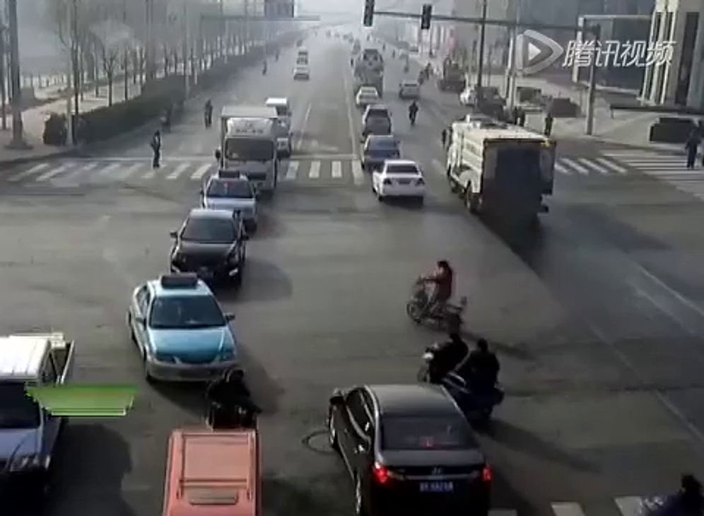Hayatın Bug'ı: Çin'de Trafikte İnanılmaz Bir Kaza Meydana Geldi!