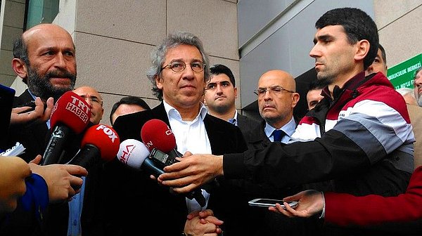 26 Kasım: Can Dündar ve Erdem Gül tutuklandı