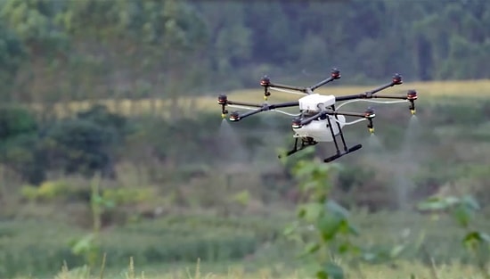 DJI'ın Yeni Drone'u Tarla İlaçlayacak