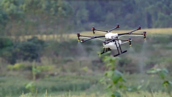 DJI'ın Yeni Drone'u Tarla İlaçlayacak