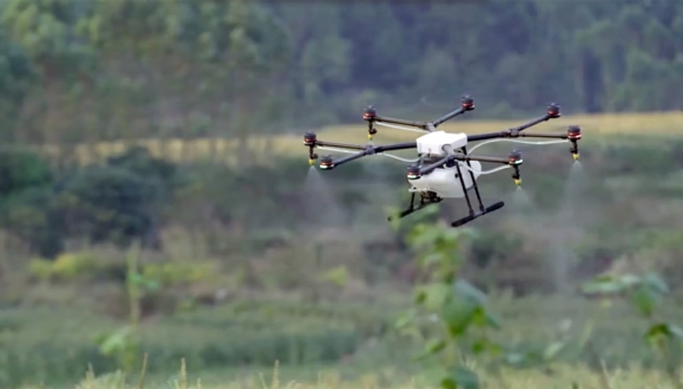 DJI'ın Yeni Drone'u Tarla İlaçlayacak