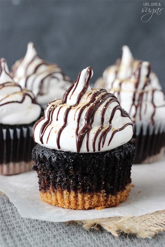 11. Altı bisküvi üstü marshmallowdan olan bu cupcakeler tatlı krizleri için birebir!