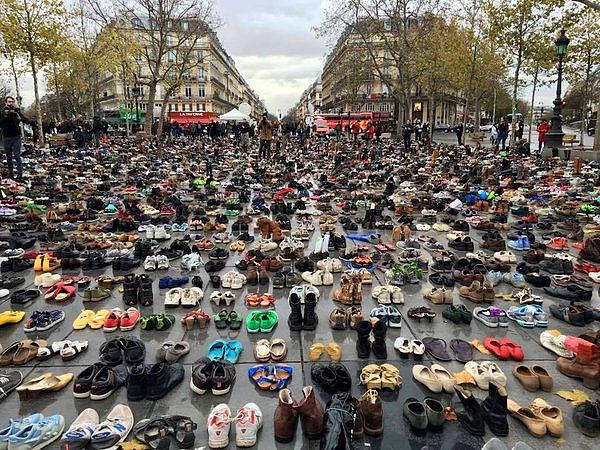 Yasağı protesto eden çevreciler Cumhuriyet Meydanı'na,  ayakkabılarını bırakıp, içine de dünya liderlerine çağrıda bulunan mesajlar yazmıştı.