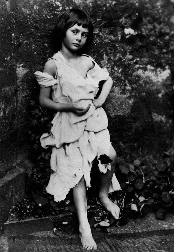 12. Lewis Caroll'un ünlü romanı Alice Harikalar Diyarında'nın ilham kaynağı olan küçük kız Alice Liddell