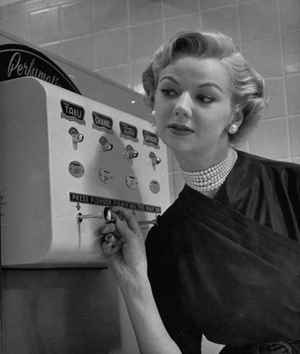 16. Genç bir kadın parfüm sıkma makinesinin reklam çekimlerinde, yıl 1952