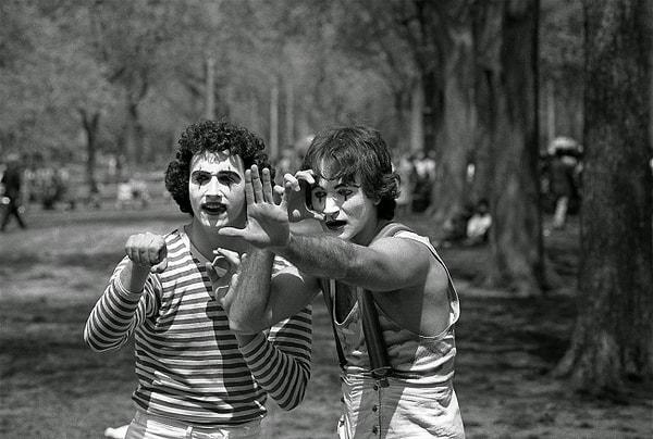23. Henüz ünlü olmamış Robin Williams (sağdaki) Central Park'ta, yıl 1974