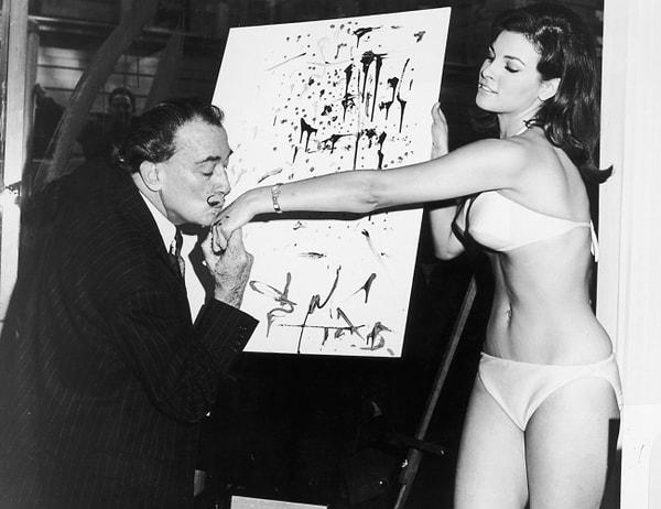 6. Salvador Dali ünlü aktris Raquel Welch ile, yıl 1965
