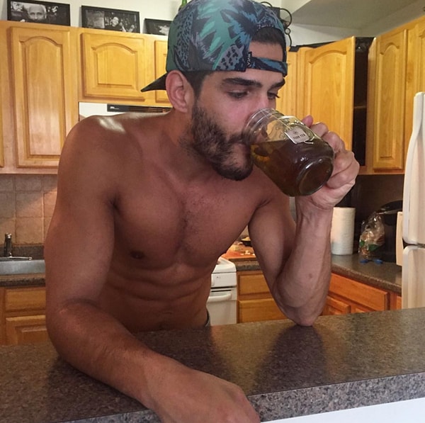 2. Настолько измучен жаждой, что пьет прямо из банки. Выглядит довольно мило.