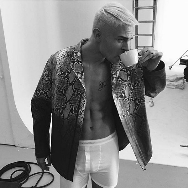 6. А этого брутального парня жажда застала прямо за работой.