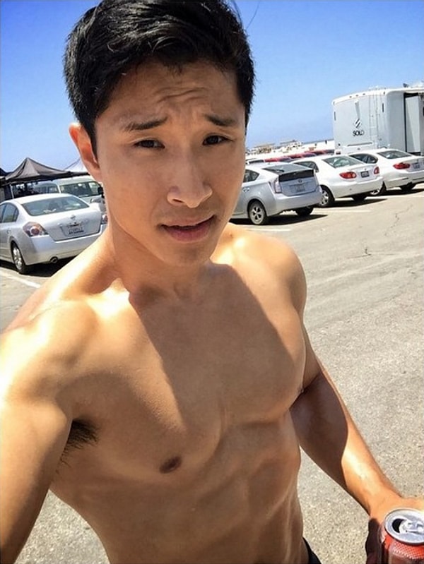 8. Этот парень настолько хочет пить, что даже готов выпить недиетическую колу.