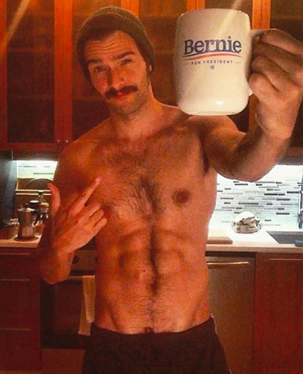 14. Захотевший пить миловидный усач, демонстрирующий свои политические предпочтения.